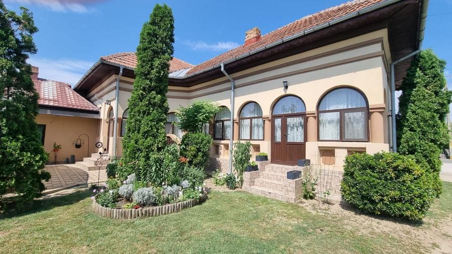 Casă cu 4 camere cu Teren 1500 Mp în Stolnici