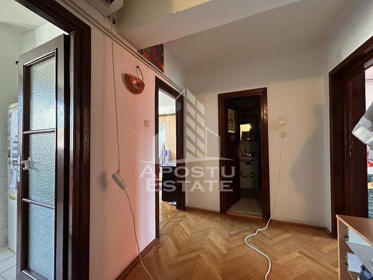 Apartament cu 4 camere decomandat, mobilat în P-ța Unirii
