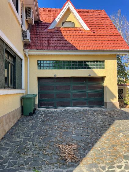 Casă cu 5 camere cu Teren 652 Mp în Sisești
