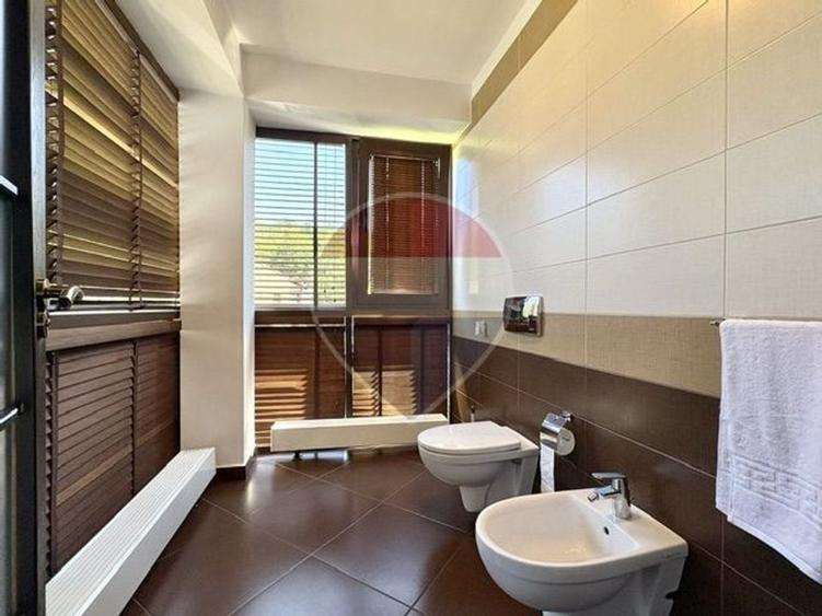 Casă individuală cu 6 camere cu Teren 1010 Mp în Noua