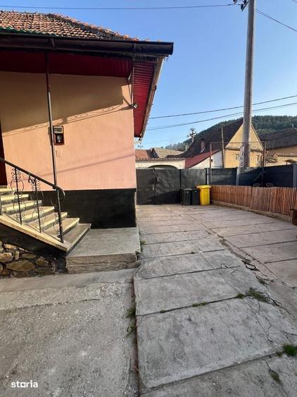 Casă cu 4 camere în Cristian