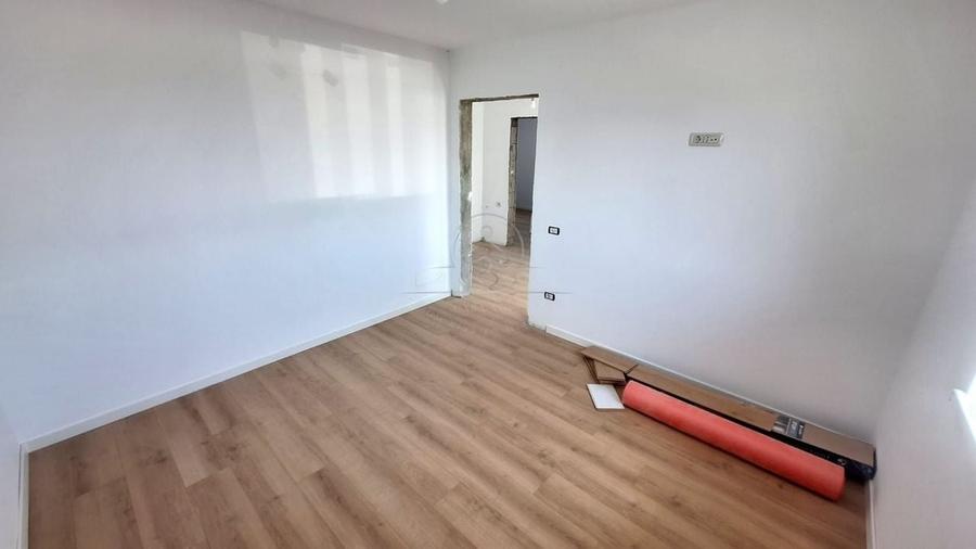 Casă individuală cu 4 camere cu Canalizare în Ipotești