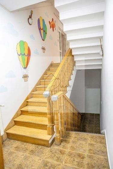 Casă individuală cu 10 camere cu Canalizare în Central