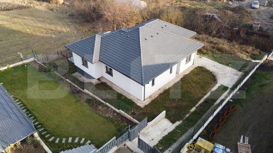 Casă individuală cu 4 camere cu Garaj în Corușu