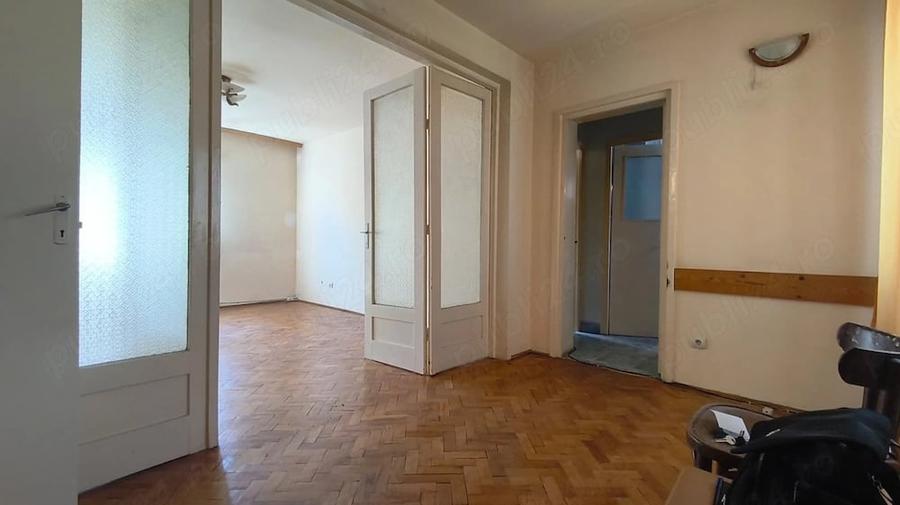 Apartament cu 4 camere semidecomandat în Piața Centrală