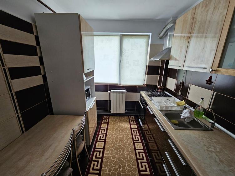 Apartament cu 3 camere semidecomandat, mobilat în Podu Roș