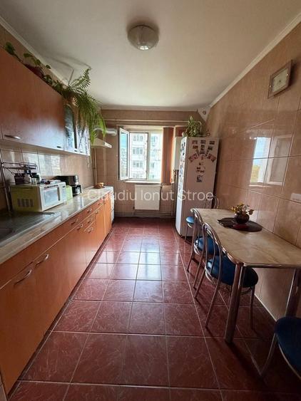 De vânzare apartament 3 camere decomandat 64 mp etaj intermediar