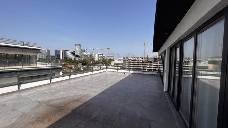 Penthouse cu 3 camere decomandat în Barbu Văcărescu