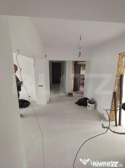Apartament cu 4 camere decomandat în Cetate
