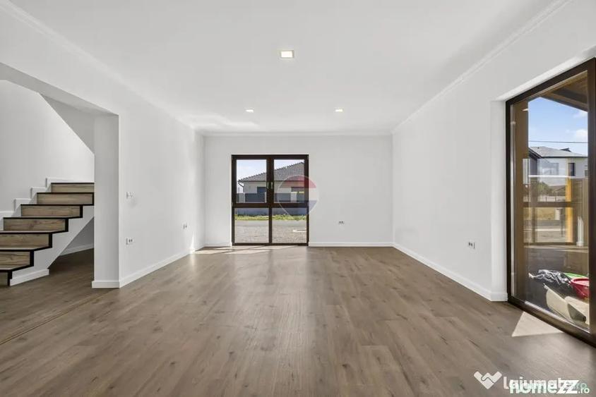 Casă cu 7 camere cu Teren 437 Mp în Livada
