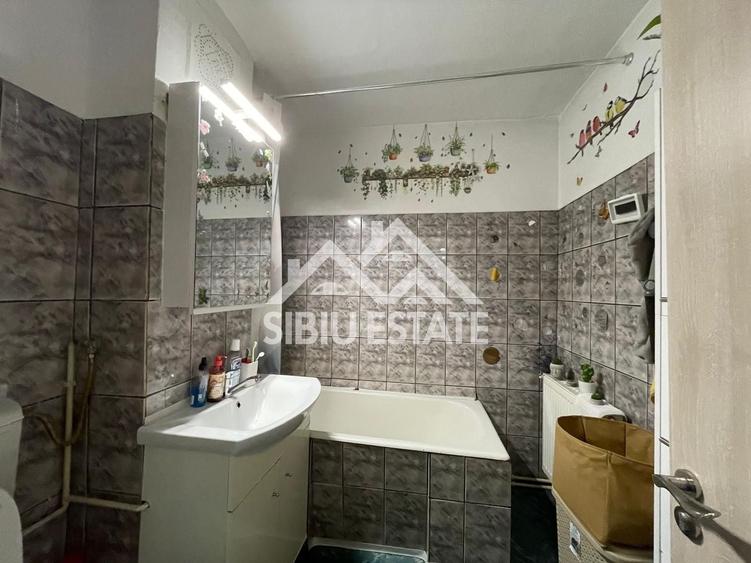 Apartament cu 3 camere semidecomandat, mobilat în Valea Aurie