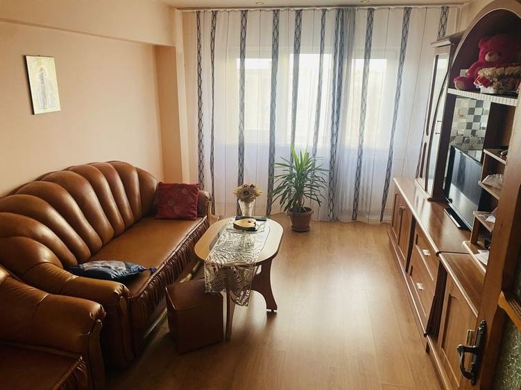 Apartament cu 3 camere decomandat în Craiovița Nouă
