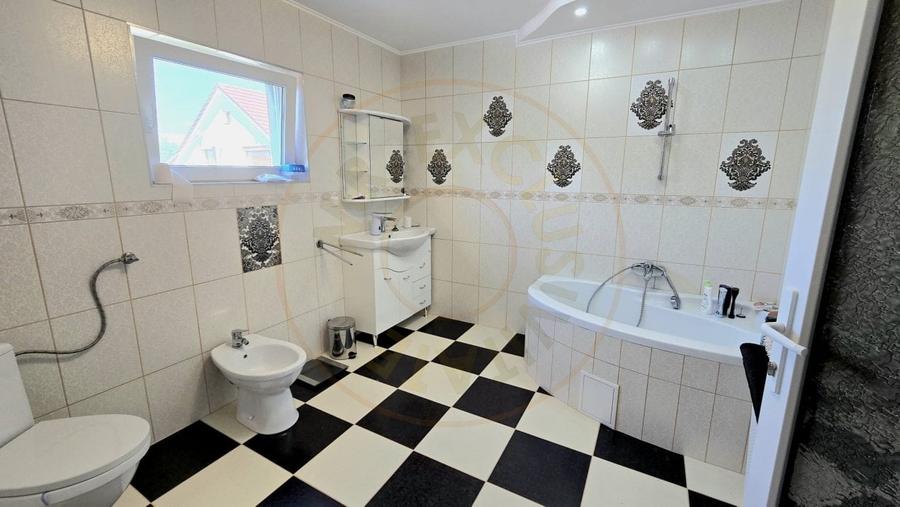 Casă individuală cu 7 camere cu Canalizare în Botizului