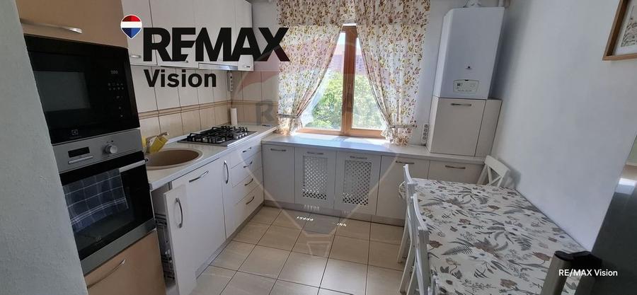 Apartament cu 3 camere semidecomandat în Rovine