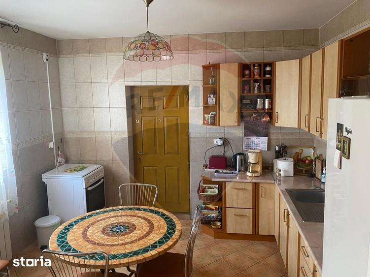 Casă cu 5 camere cu Teren 4600 Mp în Central