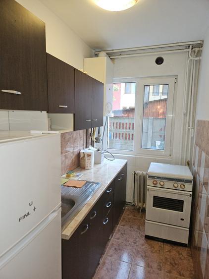 Apartament cu 3 camere semidecomandat, mobilat în Olimpia-Stadion
