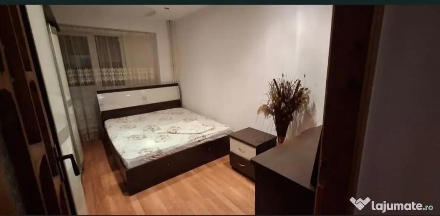 Apartament cu 3 camere decomandat în Micro 20