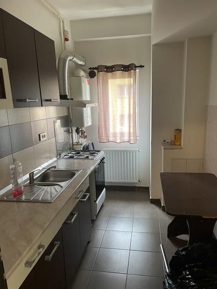 Garsonieră decomandată în Roșu