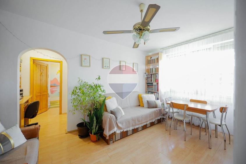 Apartament cu 3 camere semidecomandat, mobilat în Rogerius