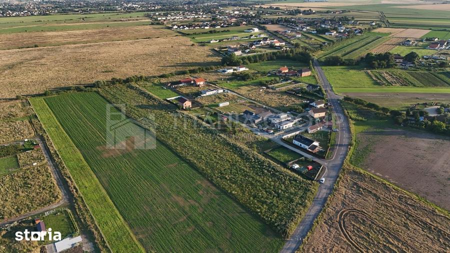 Teren de 17400 mp, în Stupini