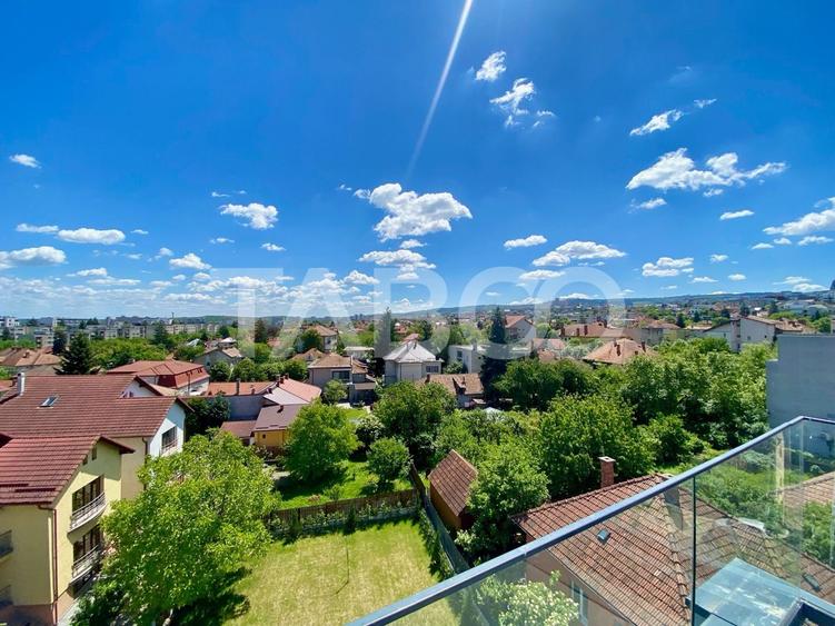 Penthouse cu 3 camere semidecomandat în Central