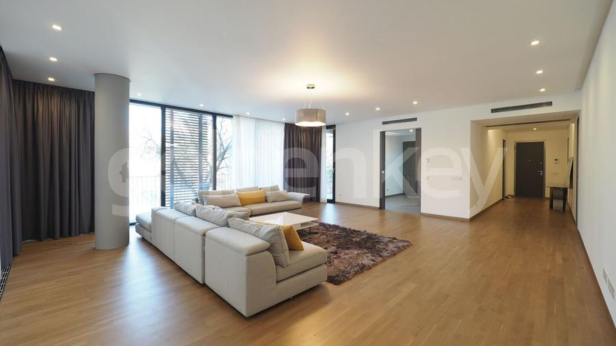Apartament cu 5 camere semidecomandat, mobilat în Primăverii