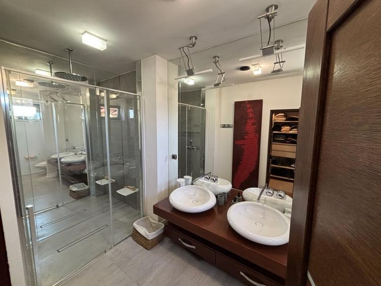 Casă individuală cu 8 camere cu Piscina în Colentina