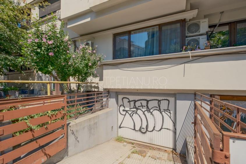 Apartament cu 5 camere semidecomandat, mobilat în Polonă