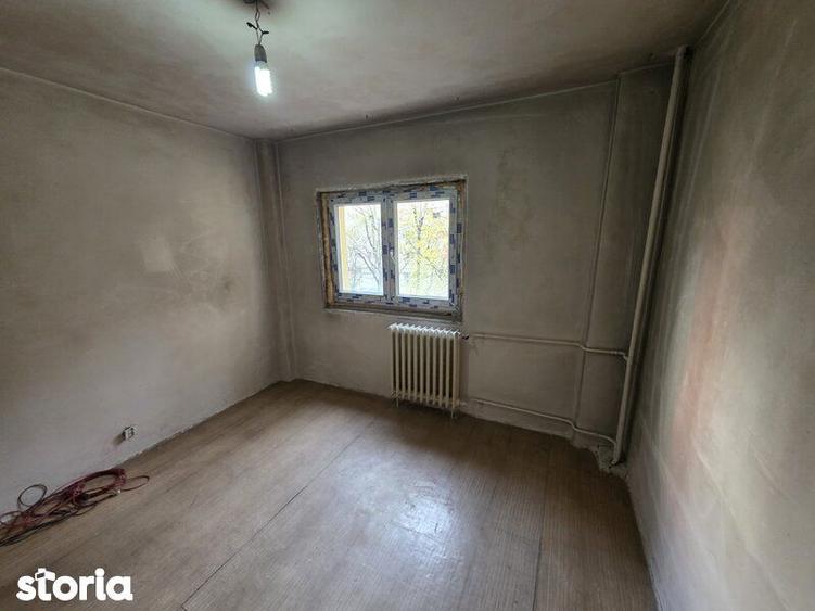 Apartament cu 3 camere semidecomandat în Obor