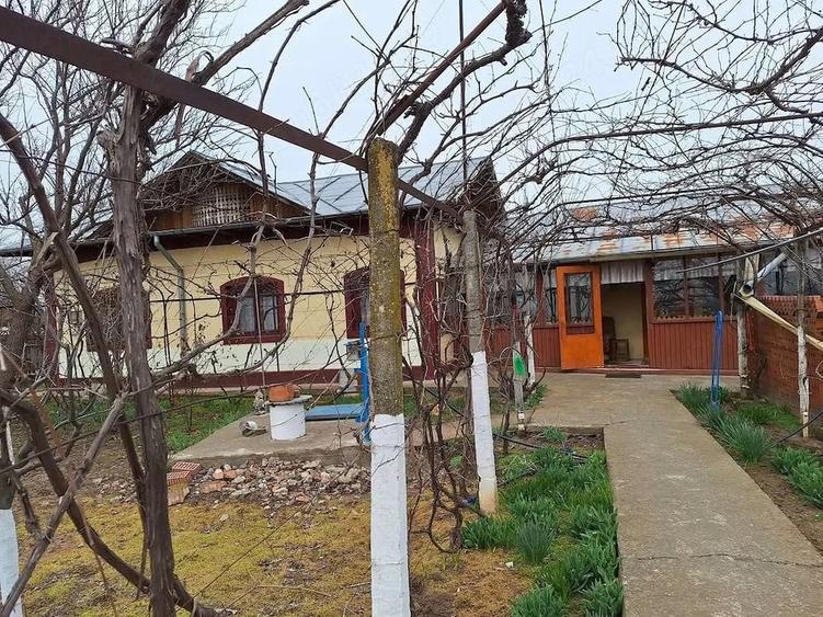 Casă cu 5 camere cu Teren 1200 Mp în Alexeni
