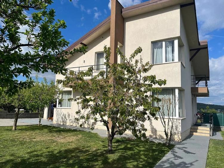 Casă cu 4 camere cu Teren 500 Mp în Central