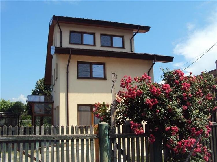 Casă individuală cu 5 camere cu Canalizare în Vest