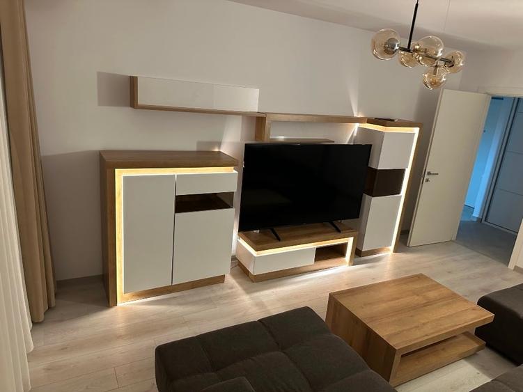 Apartament cu 3 camere decomandat în Tractorul