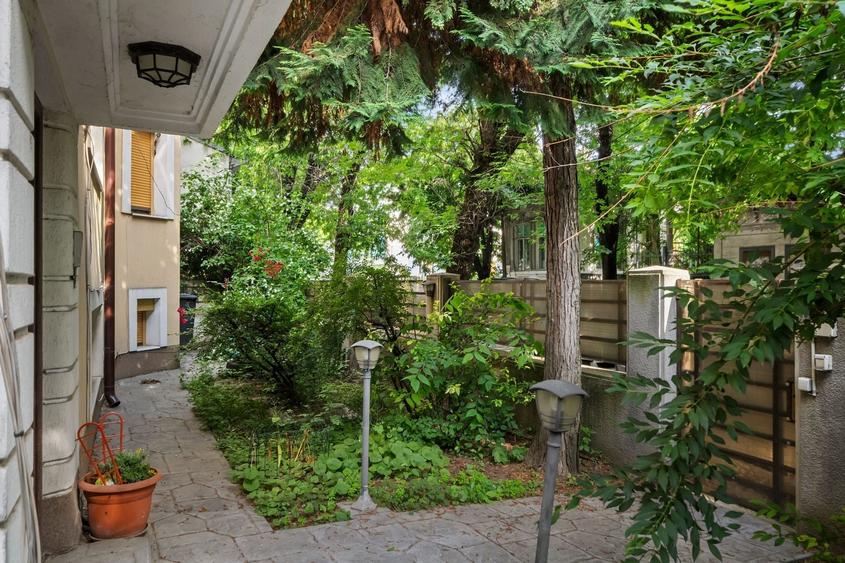 Apartament cu 6 camere decomandat, mobilat în Cotroceni