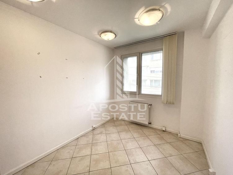 Birou, de 60 mp, în Complex Studențesc