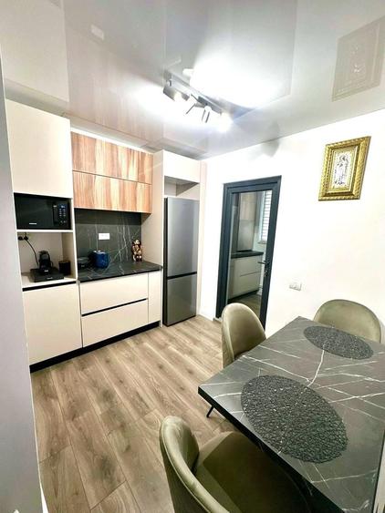 Apartament cu 3 camere decomandat, mobilat în Poarta 6