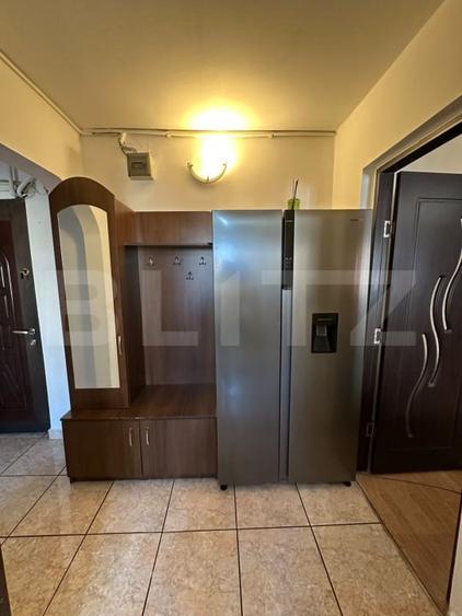 Apartament cu 3 camere semidecomandat, mobilat în Craiovița Nouă