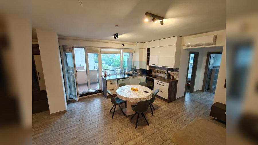 Apartament cu 3 camere semidecomandat, mobilat în Central