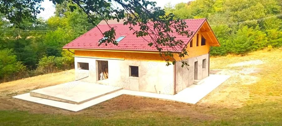 Casă cu 4 camere cu Teren 1705 Mp în Iedera