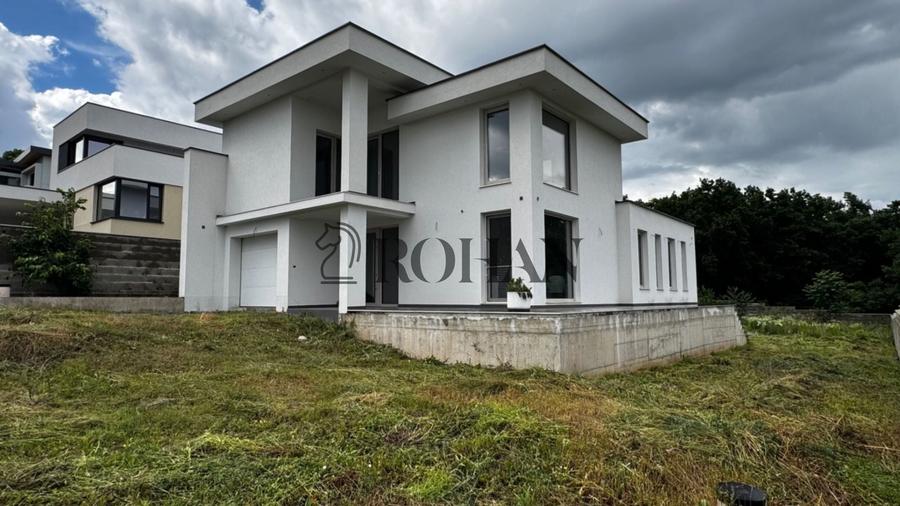 Casă individuală cu 6 camere cu Canalizare în Vest
