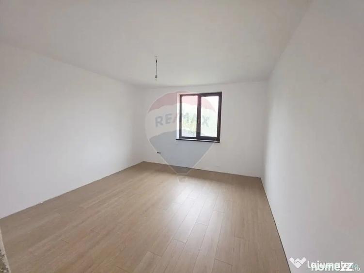 Casă cu 4 camere cu Teren 6110 Mp în Girov