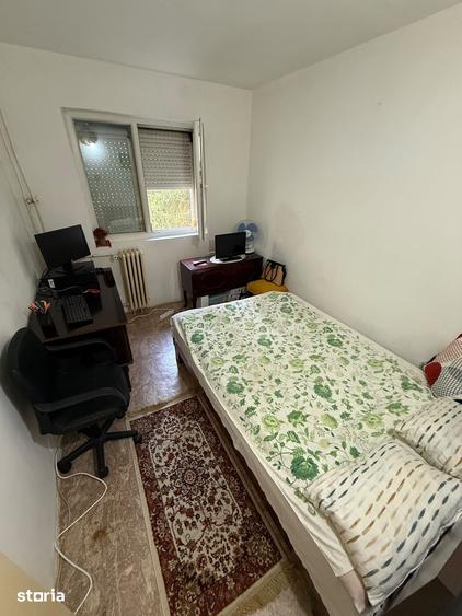 Apartament cu 4 camere semidecomandat în Rovine