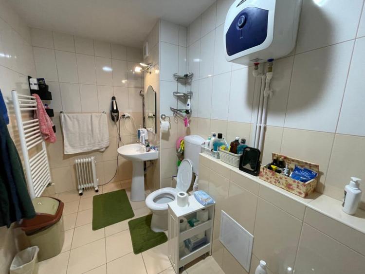 Apartament cu 3 camere semidecomandat în Europa