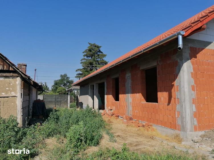 Casă cu 10 camere cu Teren 1000 Mp în Sintea Mare