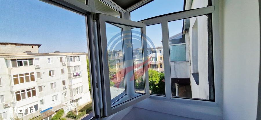Apartament cu 3 camere semidecomandat în Craiovița Nouă