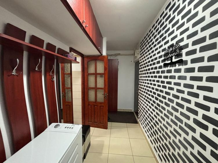Apartament cu 3 camere semidecomandat, mobilat în George Enescu