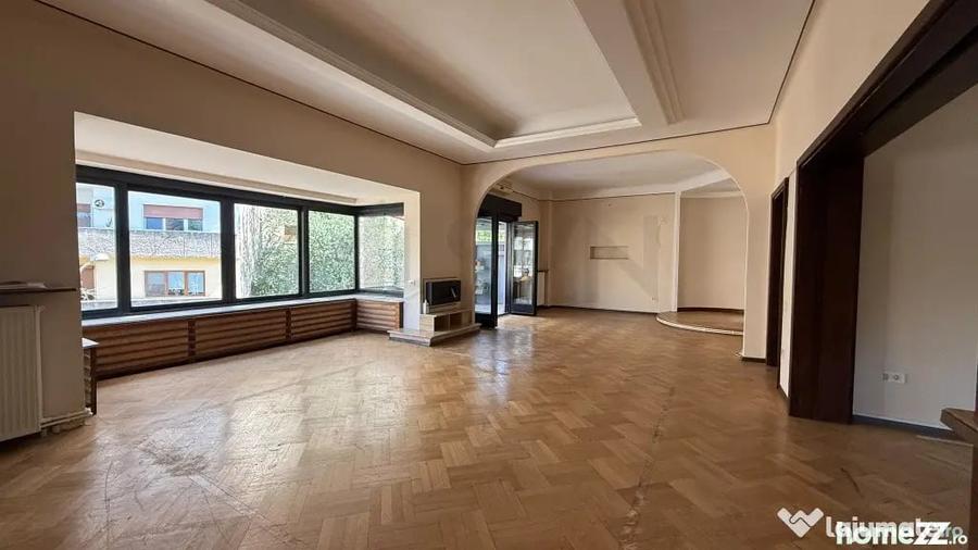 Apartament cu 5 camere decomandat în Victoriei