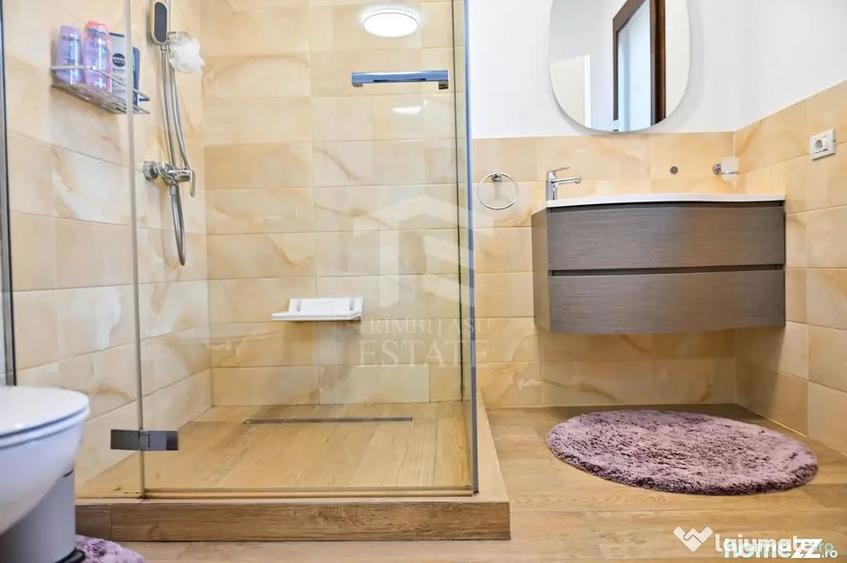 Casă cu 7 camere cu Teren 445 Mp în Central