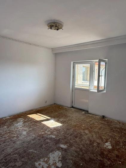 Apartament cu 4 camere decomandat în Balotești