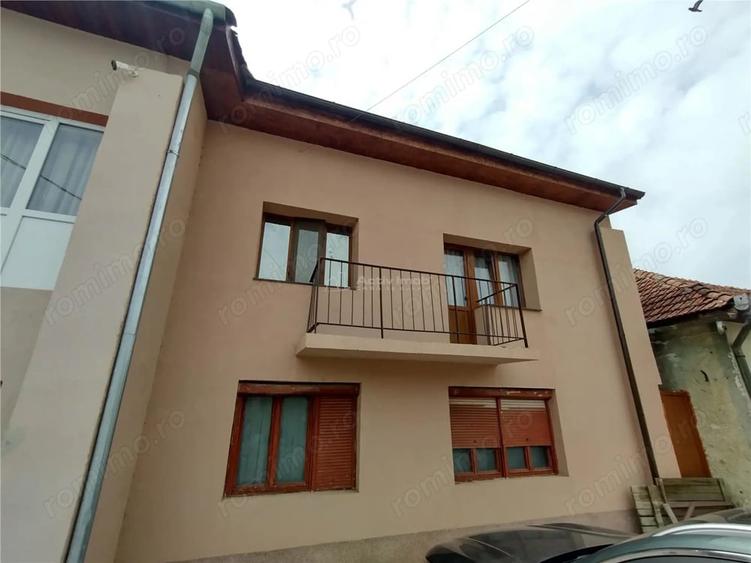 Apartament cu 3 camere decomandat în Bozovici